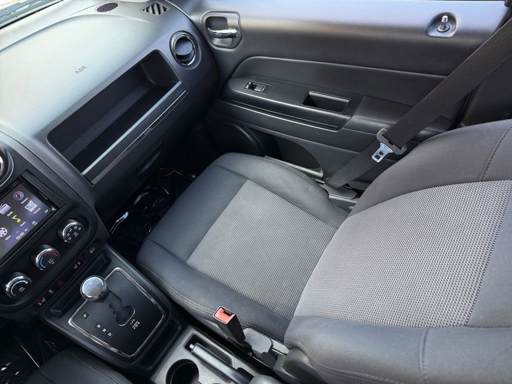 Used 2012 Jeep Compass Latitude FWD image 17