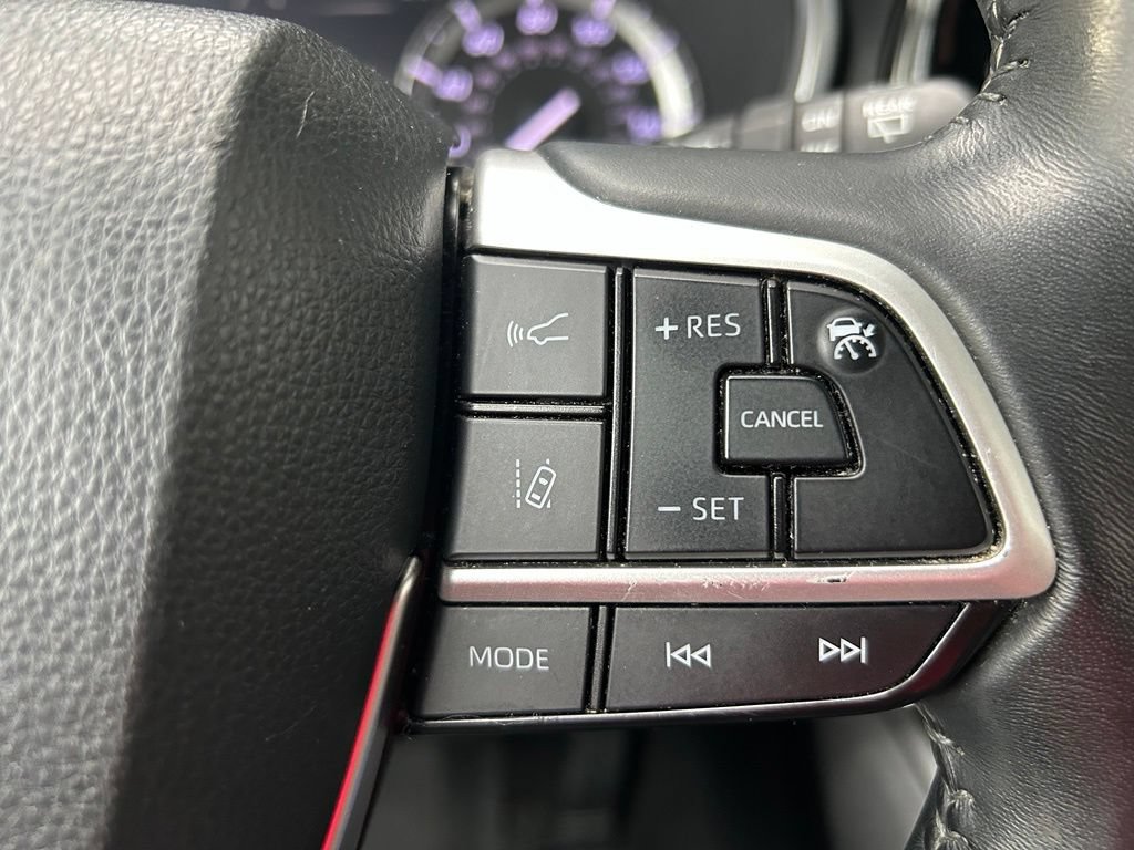Used 2022 Toyota Highlander XLE AWD/4WD image 19