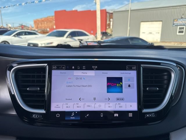 Used 2024 Chrysler Pacifica Touring-L FWD image 28