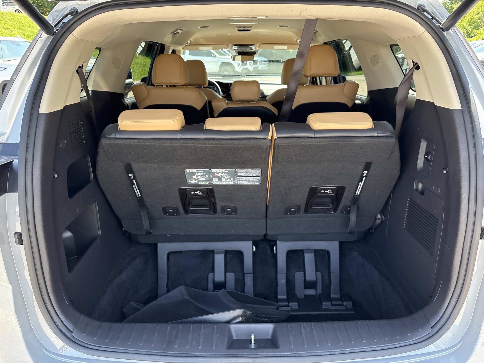 Used 2024 Kia Carnival EX FWD image 32