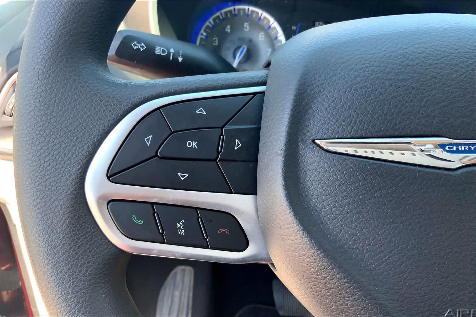 Used 2018 Chrysler Pacifica Touring Plus w/ Tire & Wheel Group FWD image 24