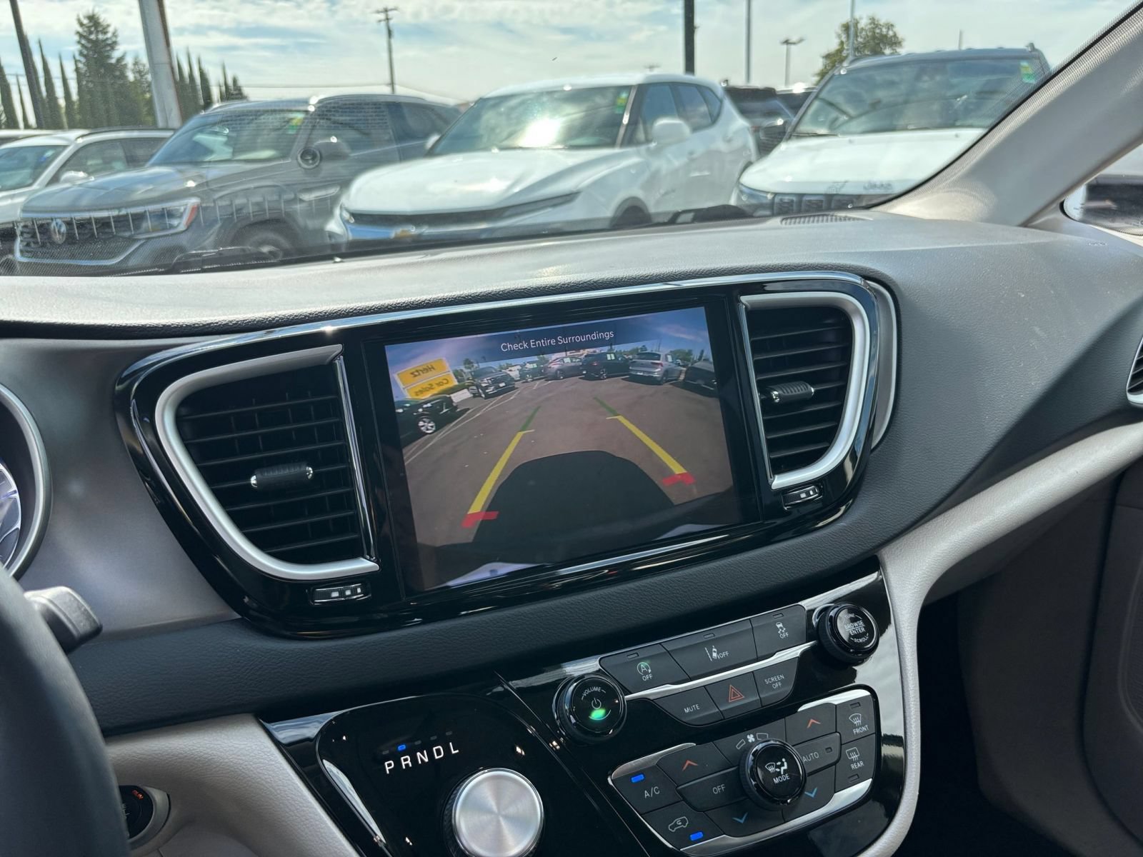 Used 2022 Chrysler Pacifica Touring-L FWD image 25