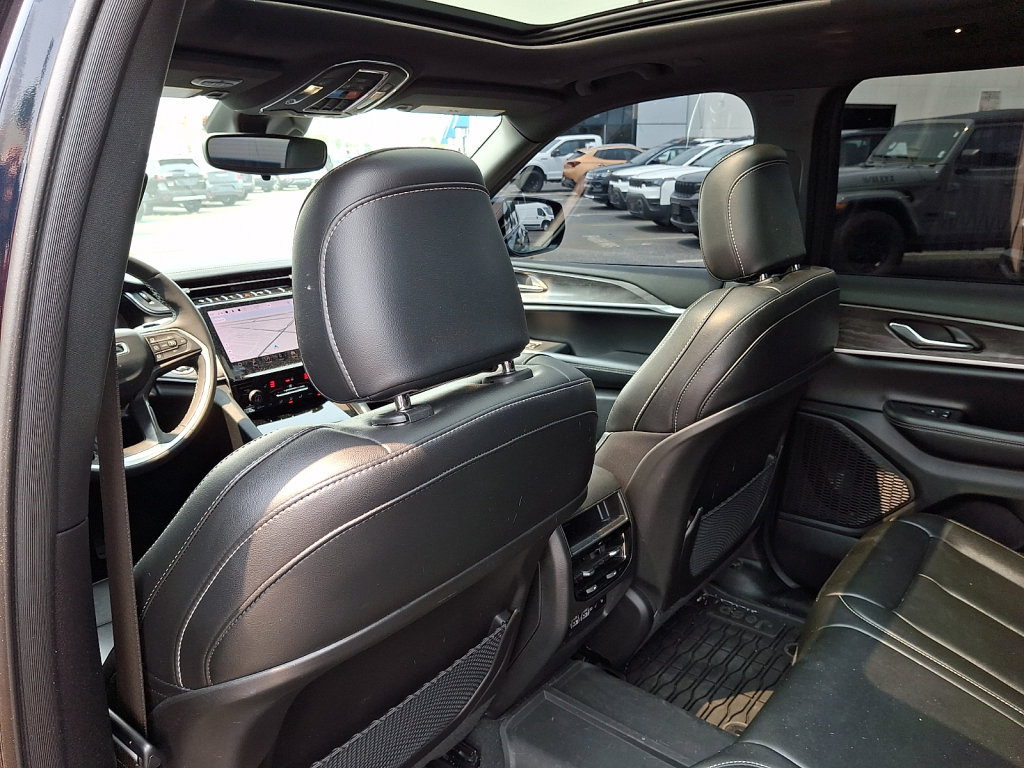 Used 2024 Jeep Grand Cherokee Limited w/ Black Appearance Package AWD/4WD image 21
