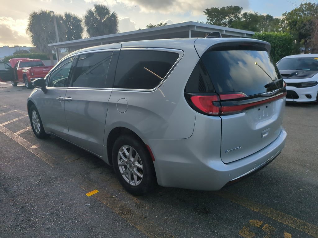 Used 2023 Chrysler Pacifica Touring-L image 8