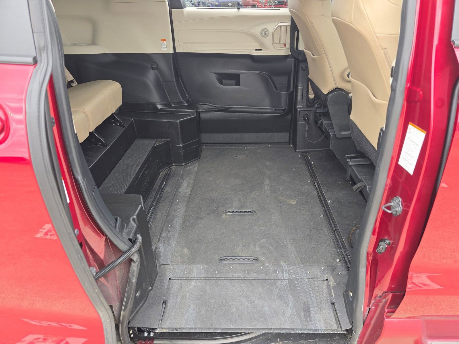 Used 2022 Toyota Sienna XLE w/ XLE Plus Package image 23