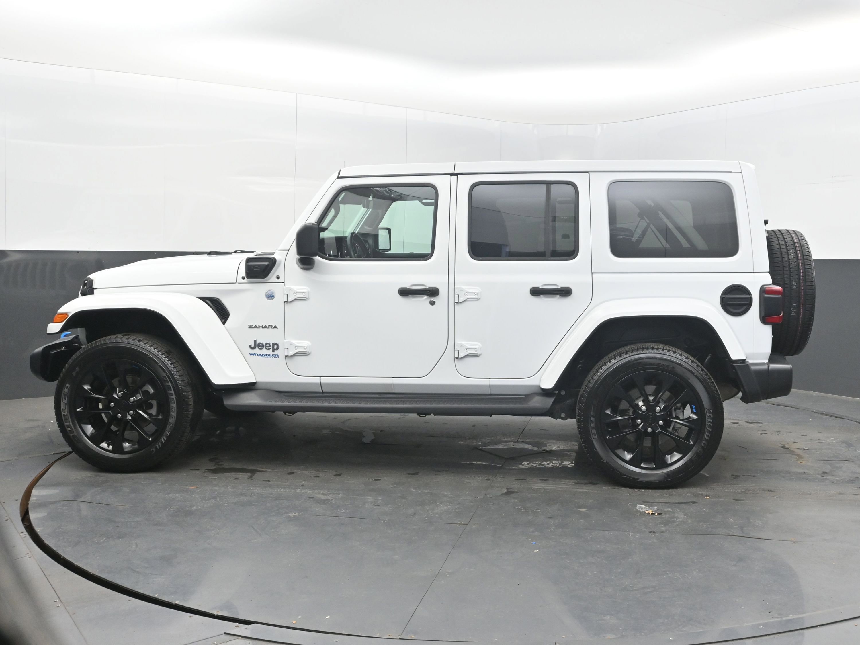 Used 2022 Jeep Wrangler Unlimited Sahara w/ Cold Weather Group AWD/4WD image 7
