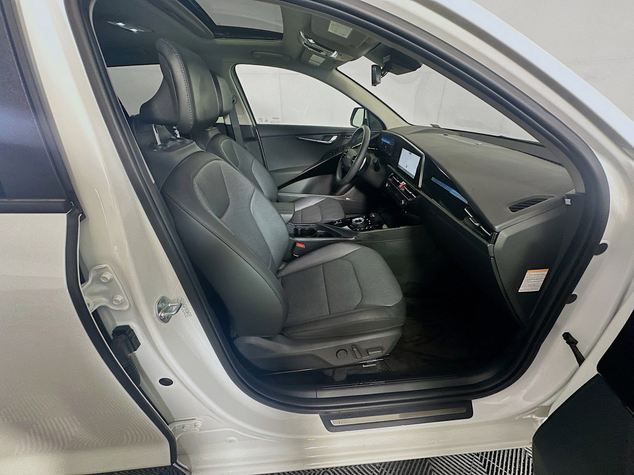Used 2024 Kia Niro Wave w/ Wave Preserve Package image 34