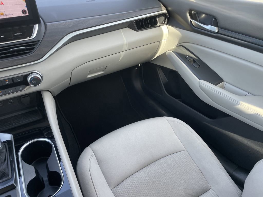 Used 2024 Nissan Altima 2.5 SV w/ SV Premium Package image 16