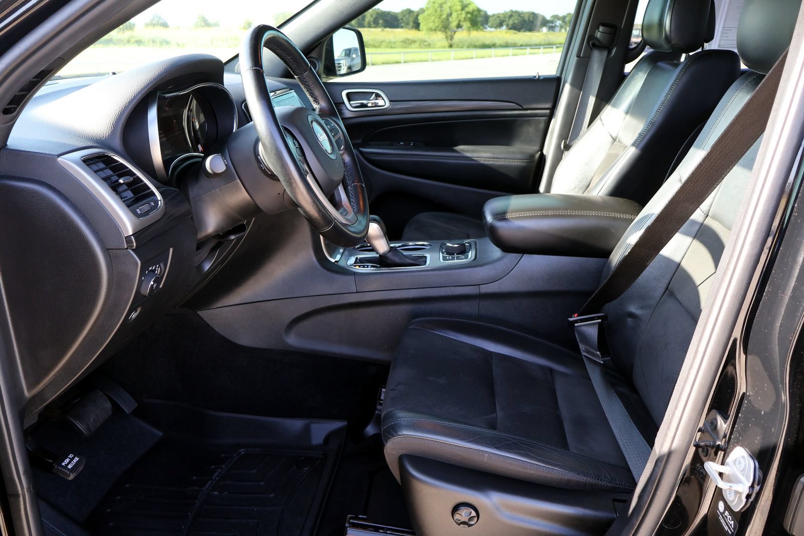 Used 2022 Jeep Grand Cherokee Laredo X AWD/4WD image 18