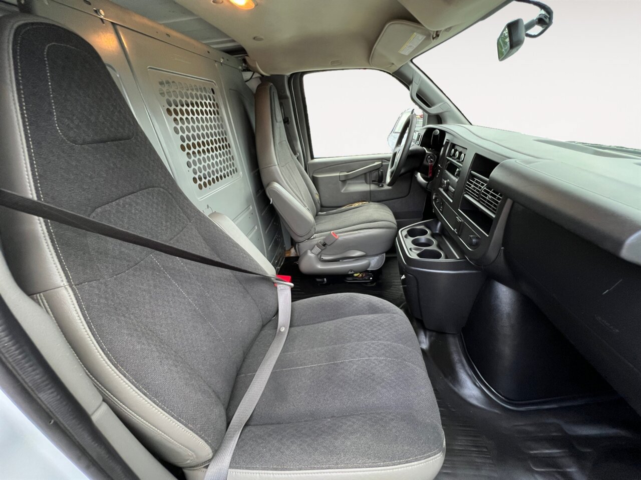 Used 2018 Chevrolet Express 2500 w/ Driver Convenience Package RWD image 16