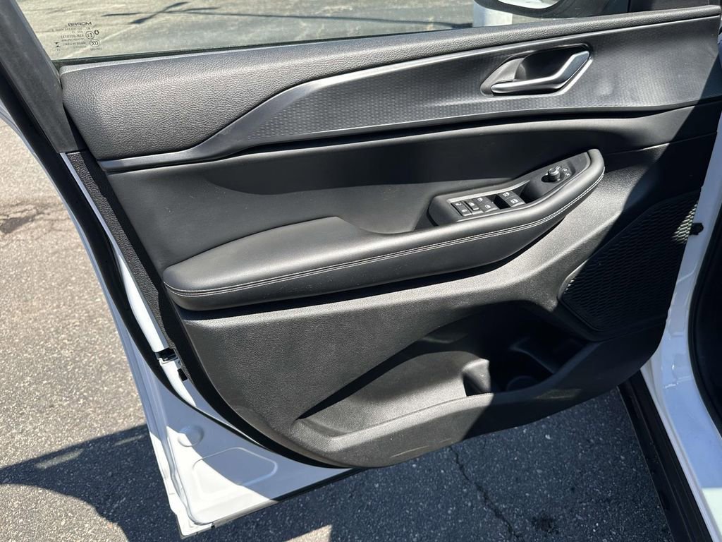 Used 2023 Jeep Grand Cherokee Laredo w/ Luxury Tech Group I image 17