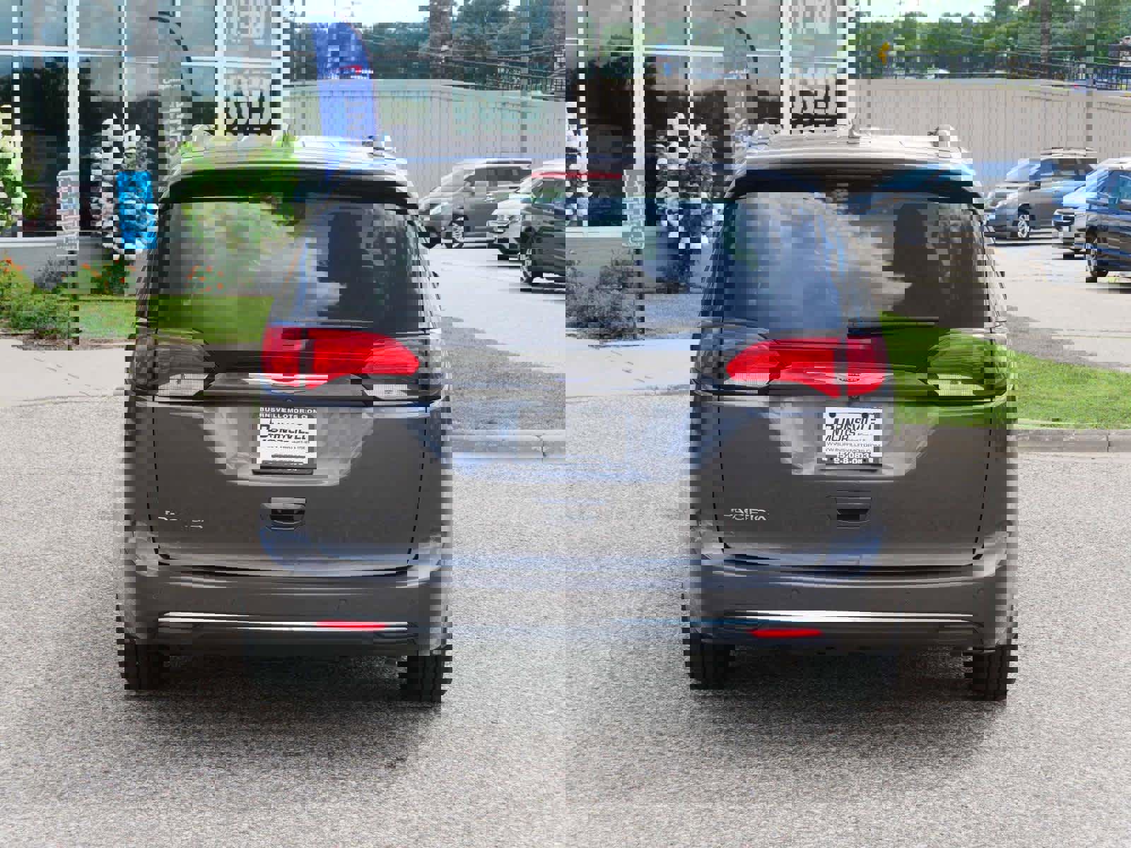 Used 2019 Chrysler Pacifica Touring-L w/ Advanced Safetytec Group image 6