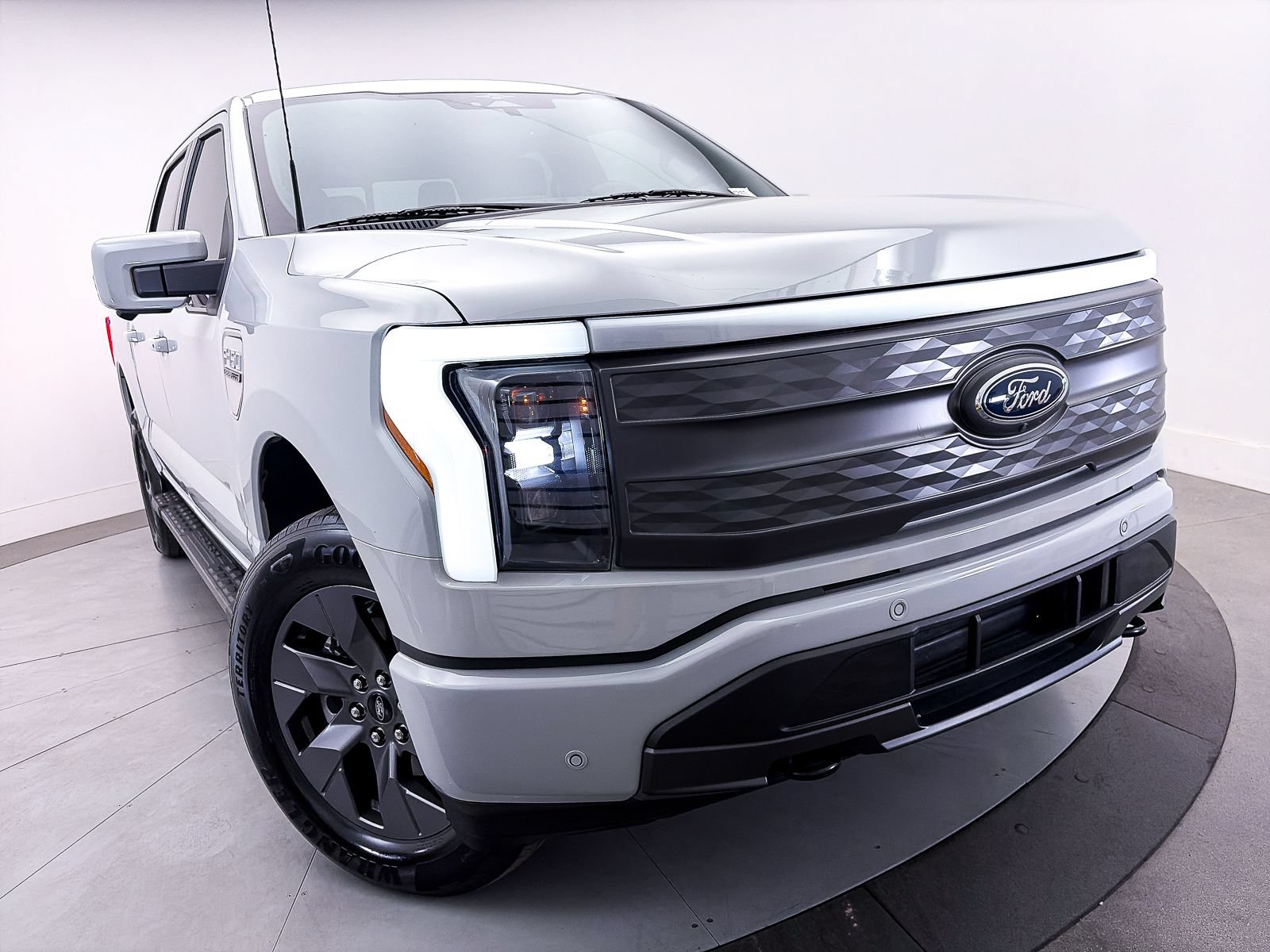 Used 2023 Ford F150 Lightning Lariat AWD/4WD image 3