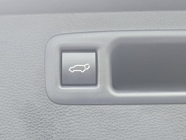 Used 2023 Toyota Highlander XLE FWD image 14