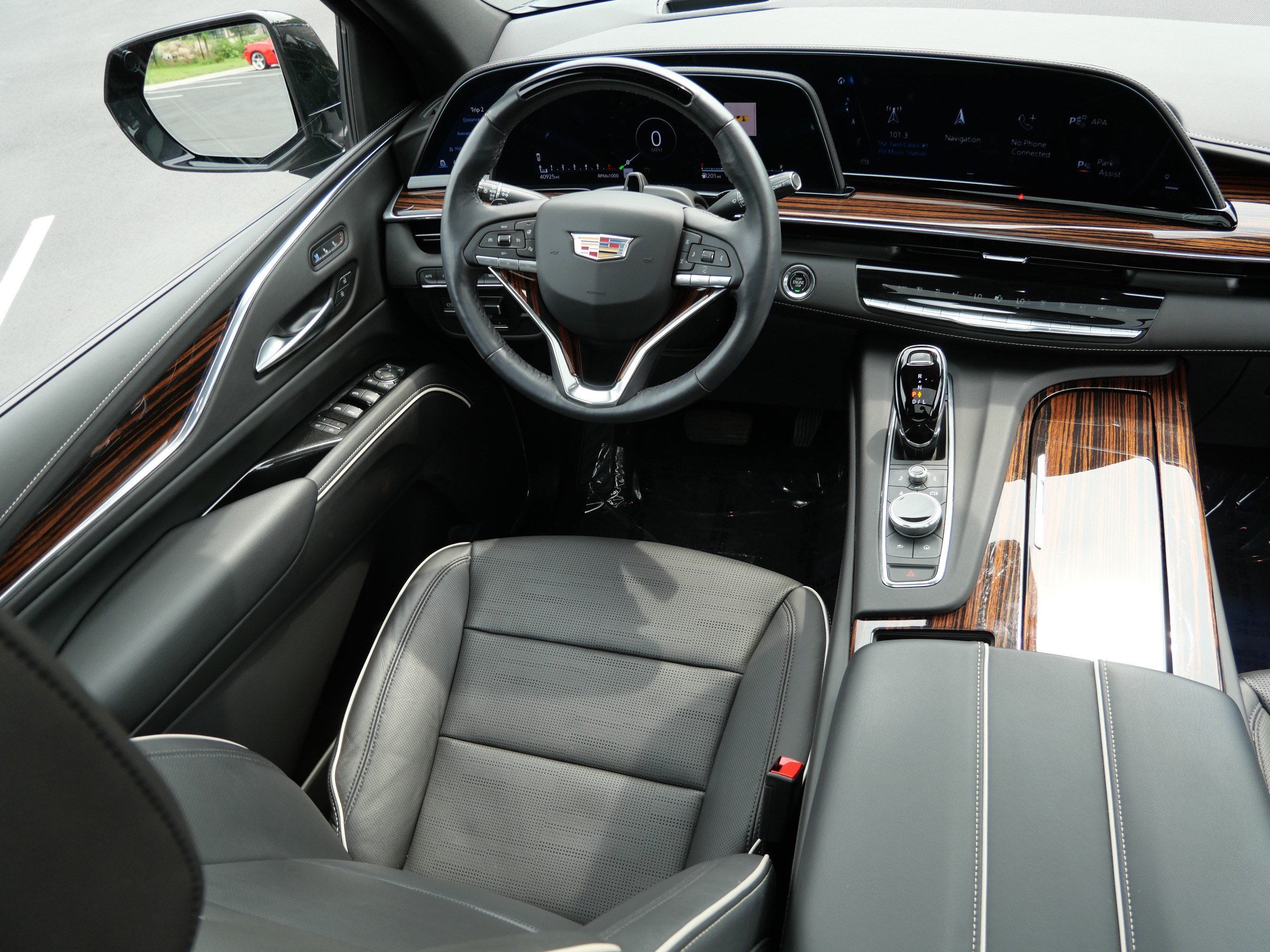 Certified 2023 Cadillac Escalade ESV Premium Luxury w/ Performance Package AWD/4WD image 7