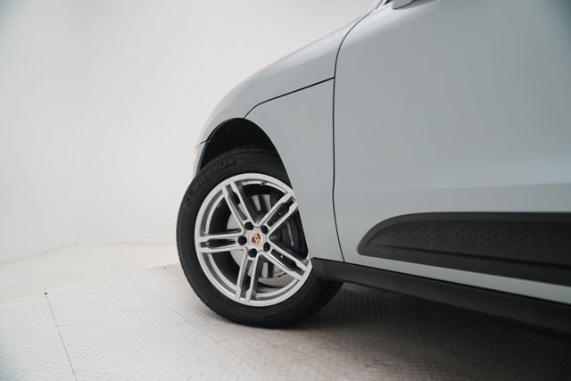 Certified 2026 Porsche Macan AWD/4WD image 32