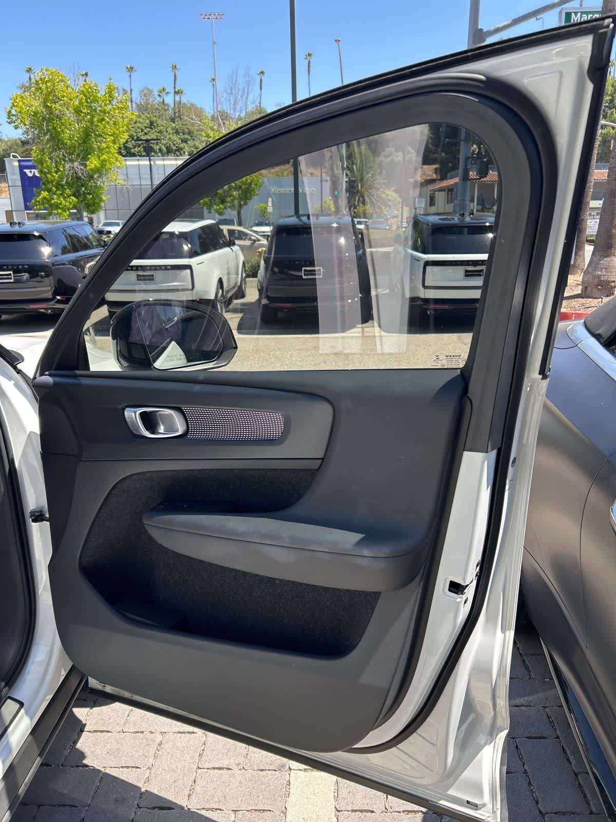 Used 2019 Volvo XC40 T4 R-Design FWD image 21