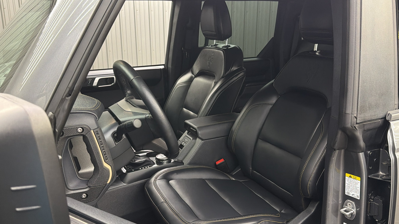Used 2025 Ford Bronco Badlands w/ Black Appearance Package AWD/4WD image 32