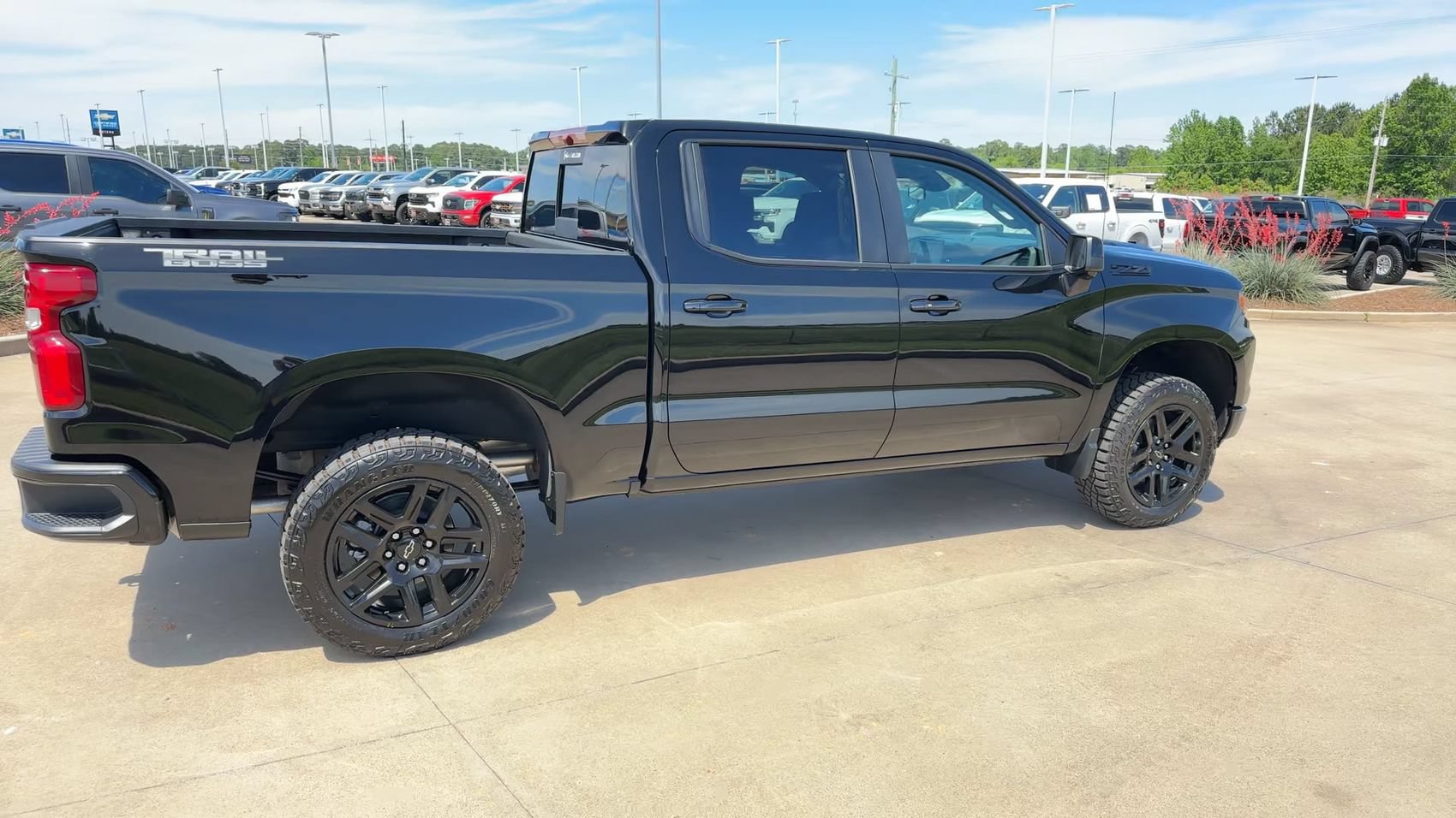 Used 2026 Chevrolet Silverado 1500 LT Trail Boss w/ LT Trail Boss Premium Package AWD/4WD image 9