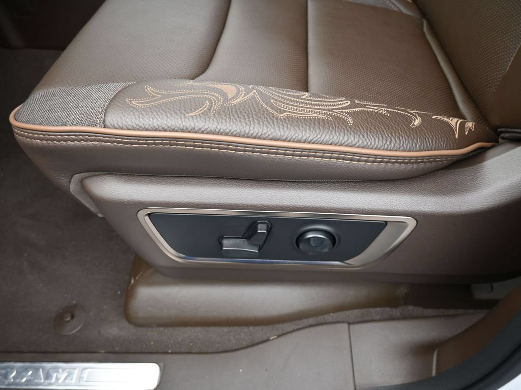 Used 2025 RAM 1500 Limited AWD/4WD image 15