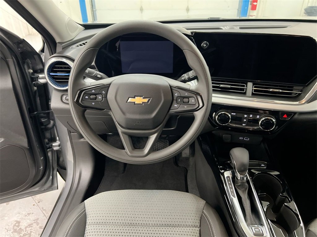 Certified 2025 Chevrolet Trax LT image 19