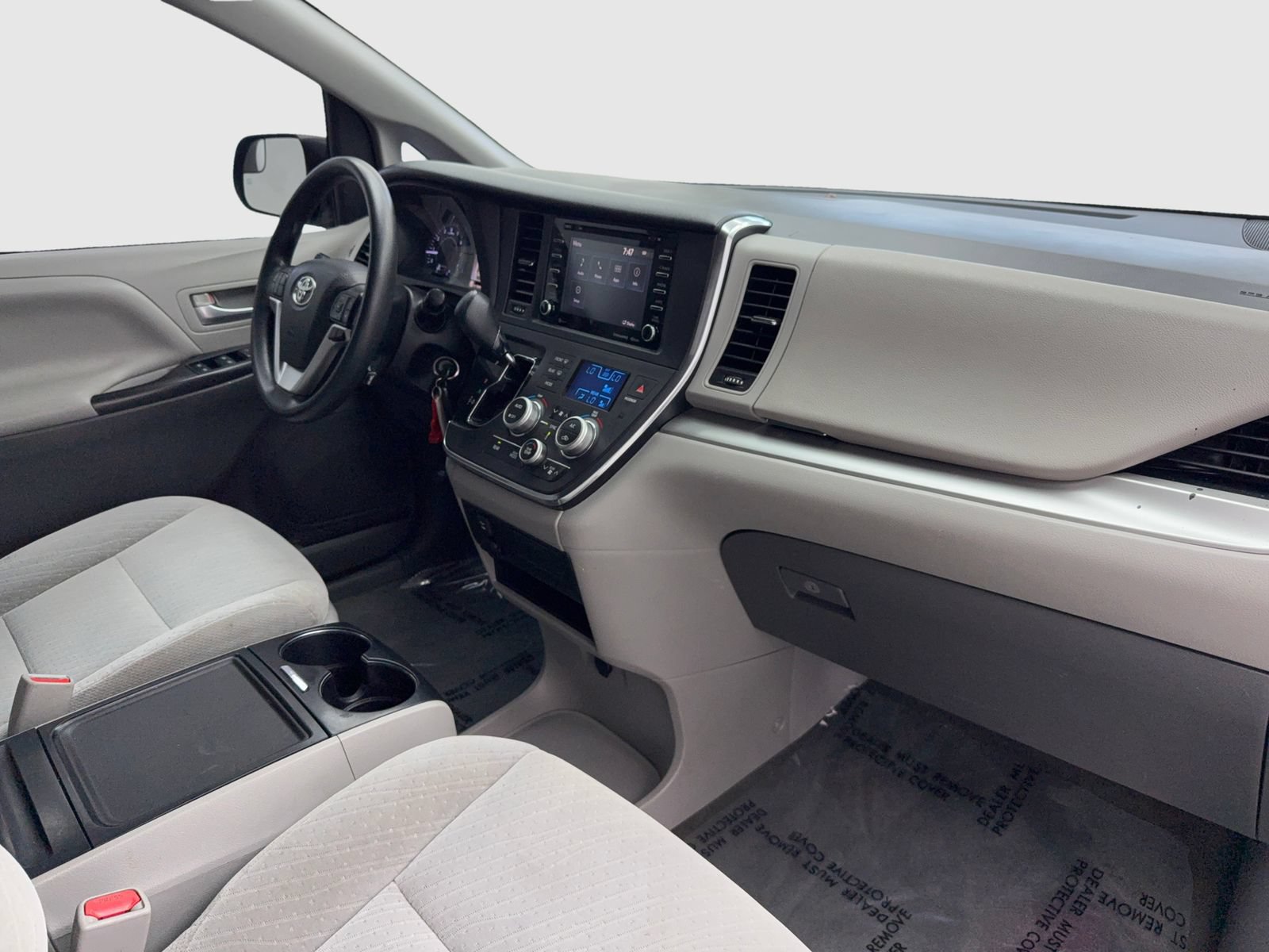 Used 2018 Toyota Sienna LE w/ Carpet Mat Package FWD image 41