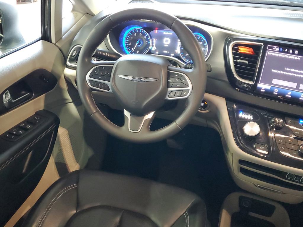 Used 2023 Chrysler Pacifica Touring-L FWD image 13