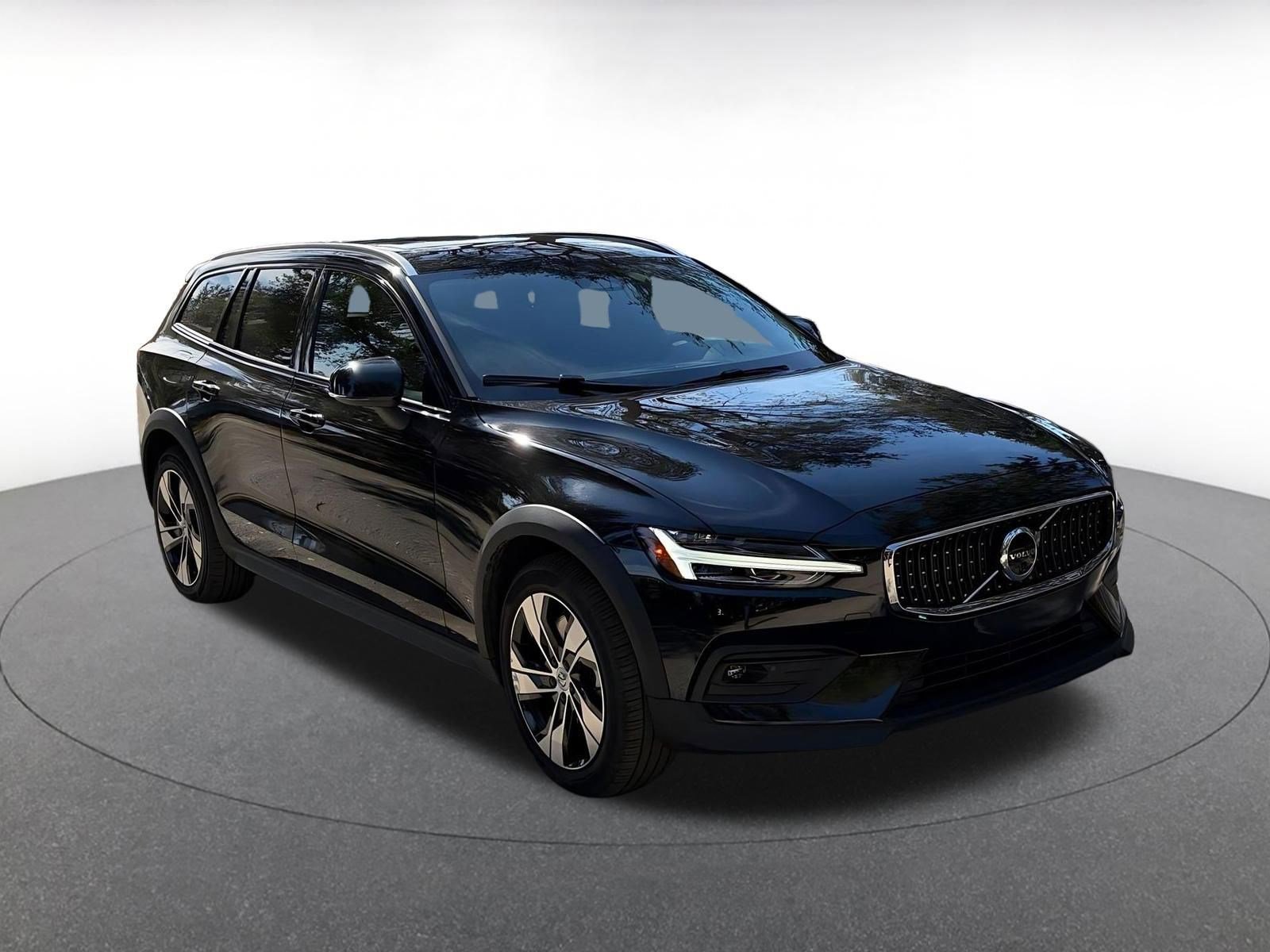 Used 2025 Volvo V60 B5 Cross Country Plus video 1
