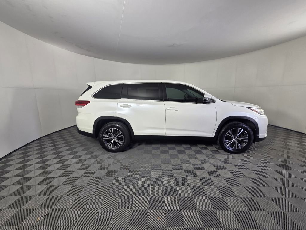 Used 2019 Toyota Highlander LE image 5