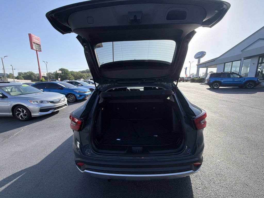Used 2025 Chevrolet Trax LT w/ Driver Confidence Package FWD image 27