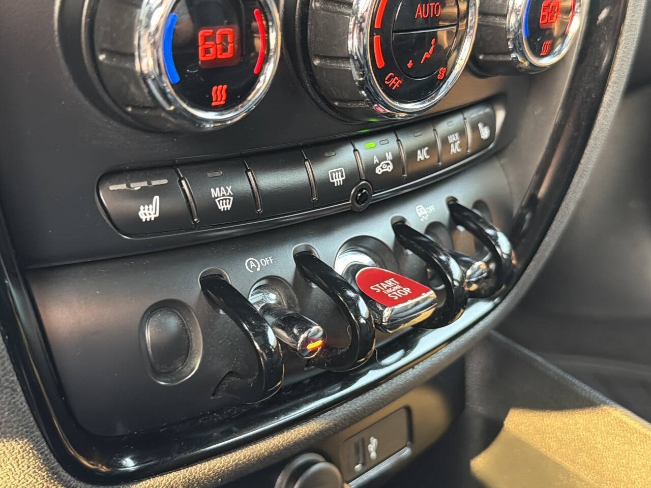 Used 2019 MINI Cooper Clubman ALL4 w/ Premium Package AWD/4WD image 30