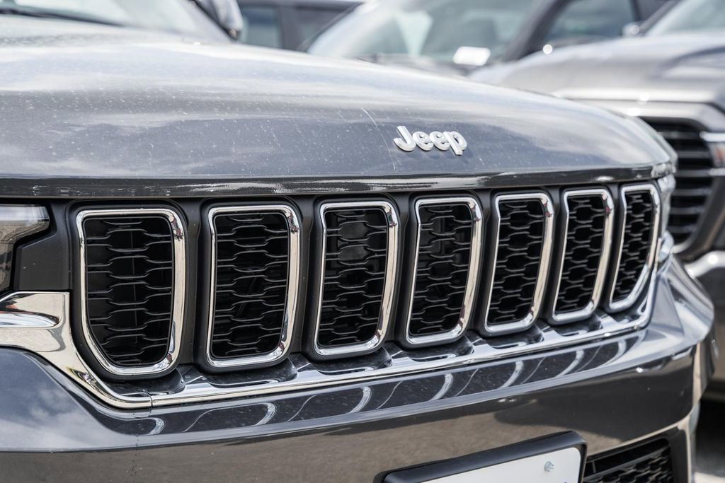 New 2025 Jeep Grand Cherokee Laredo X w/ Luxury Tech Group I image 12