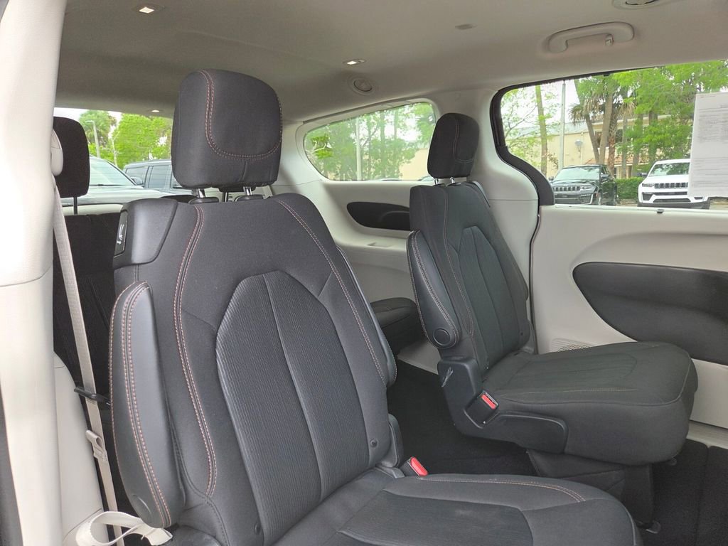 Used 2019 Chrysler Pacifica Touring Plus w/ Advanced Safetytec Group FWD image 14
