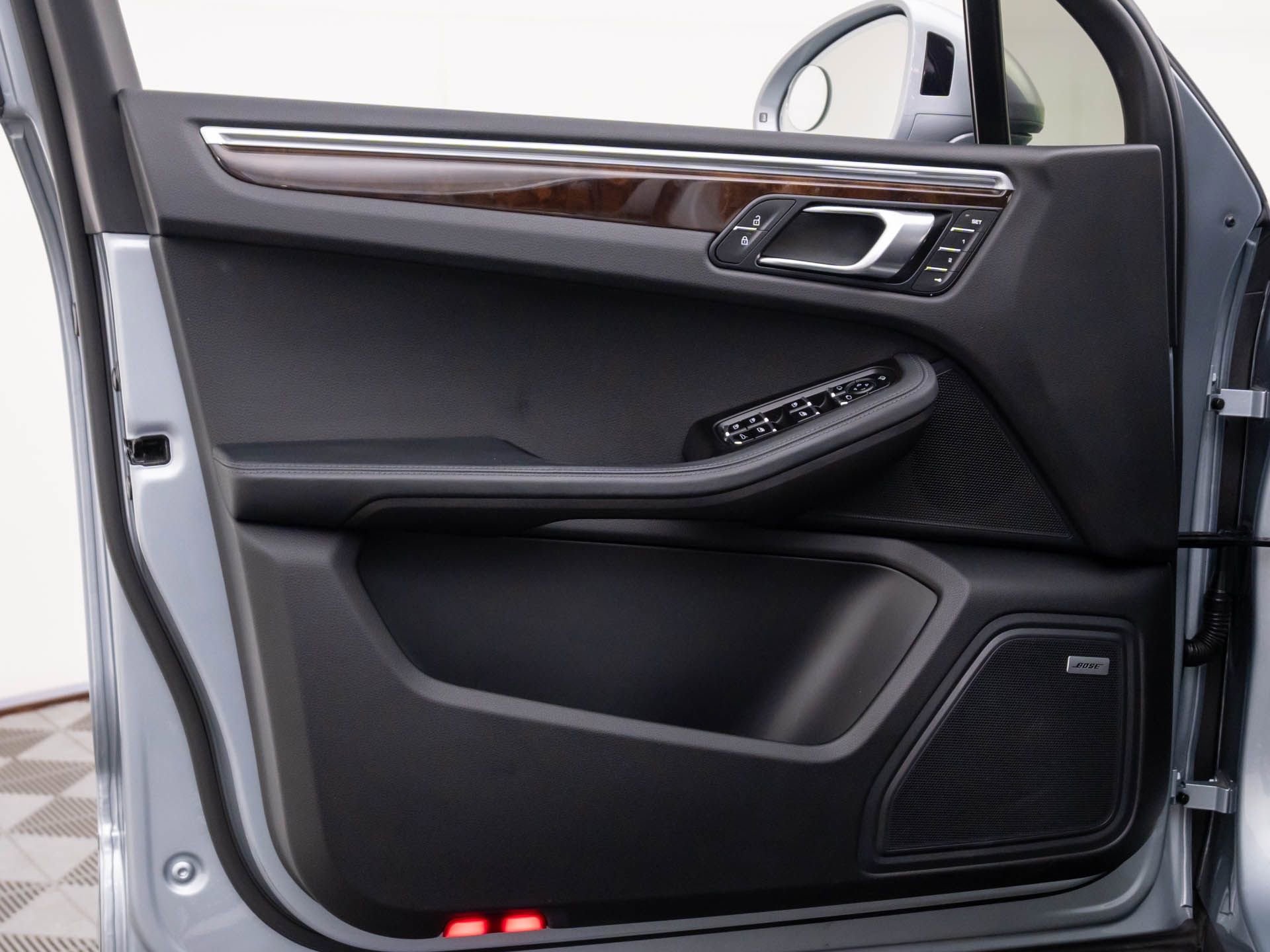 Used 2022 Porsche Macan S w/ Premium Package image 12