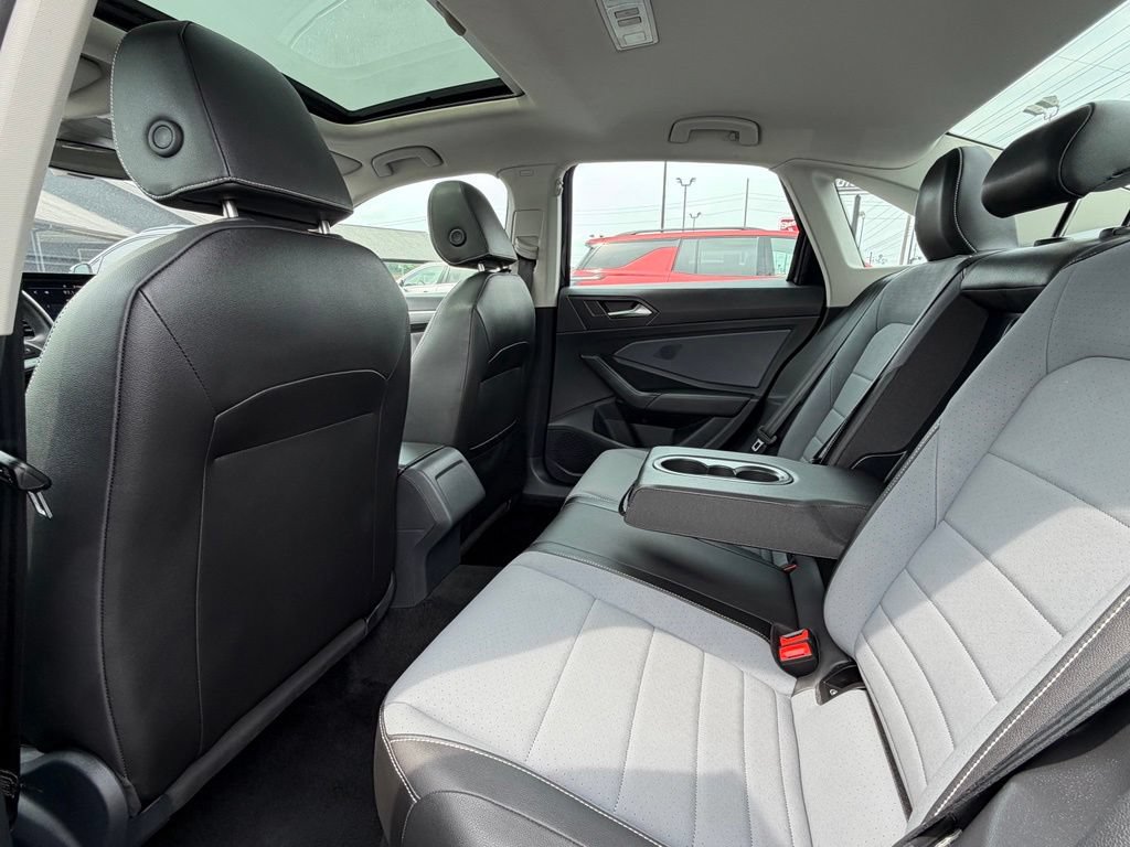Used 2025 Volkswagen Jetta SE FWD image 18