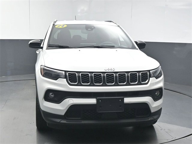 Used 2024 Jeep Compass Latitude image 3