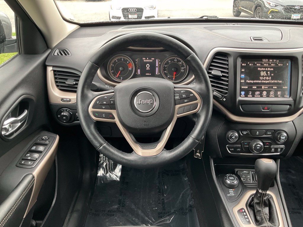 Used 2017 Jeep Cherokee Latitude w/ Cold Weather Group AWD/4WD image 31