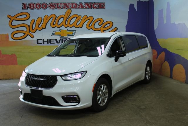 Used 2024 Chrysler Pacifica Touring-L FWD image 2