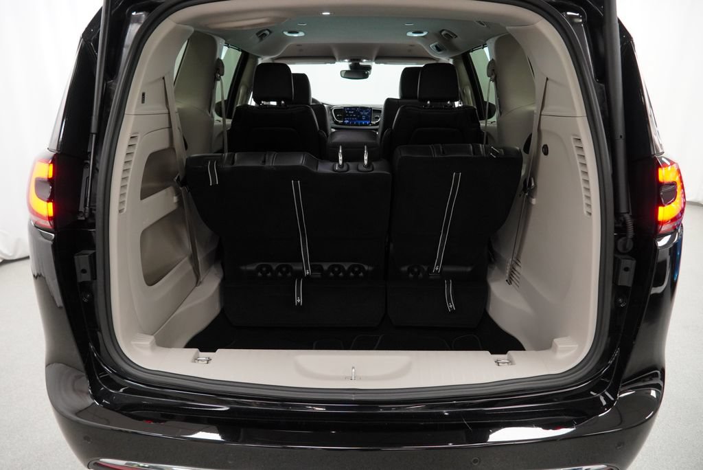 Certified 2024 Chrysler Pacifica Touring-L FWD image 44