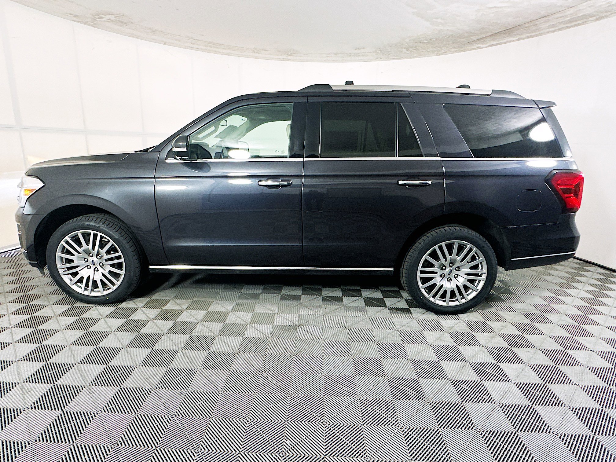 Used 2024 Ford Expedition Limited image 6