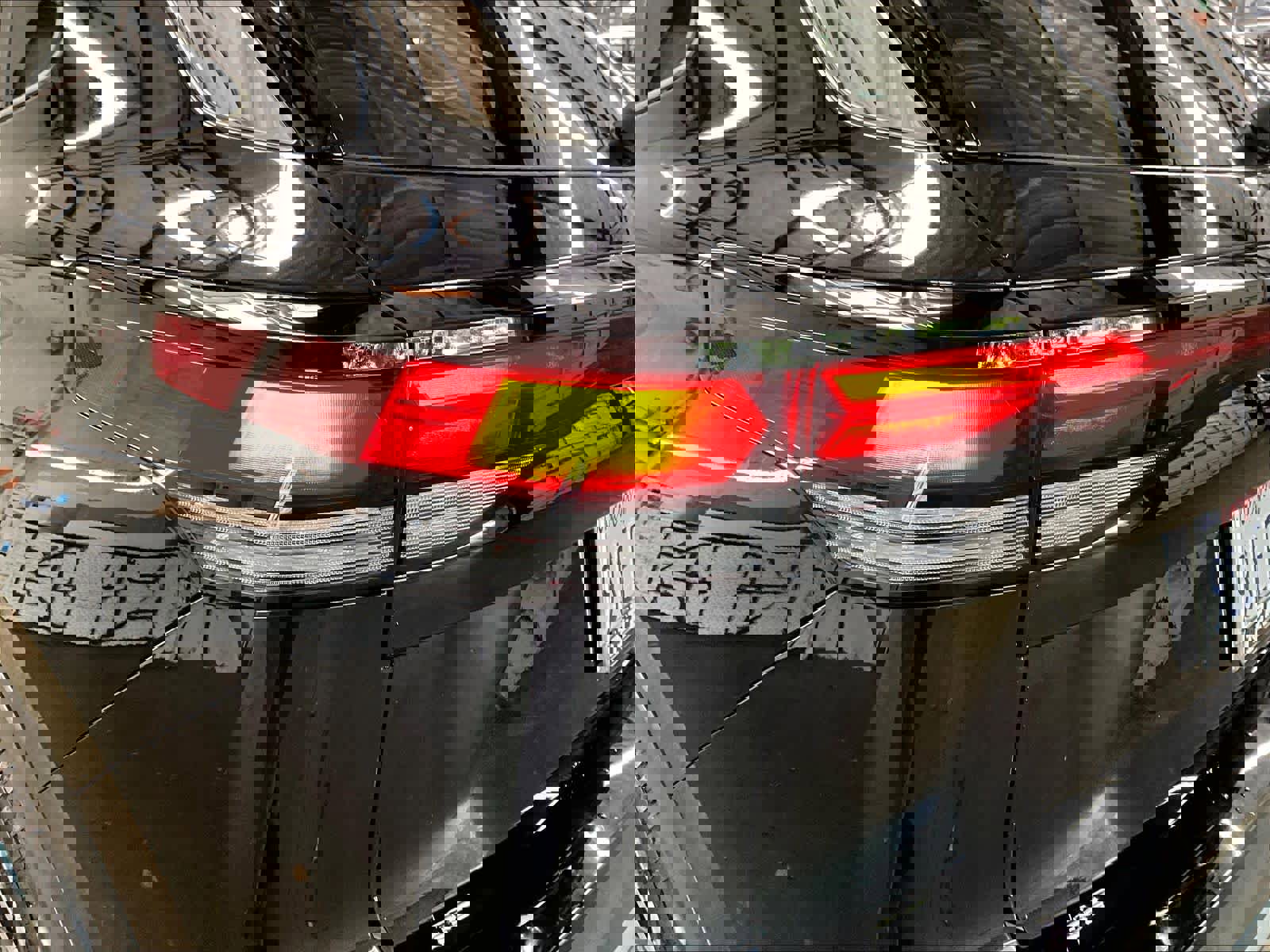 Used 2025 Volkswagen Tiguan SE w/ Panoramic Sunroof Package image 32