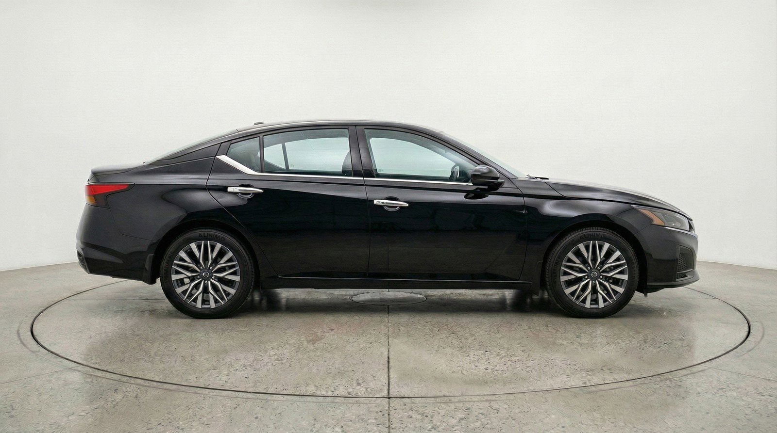Used 2025 Nissan Altima 2.5 SV FWD image 11
