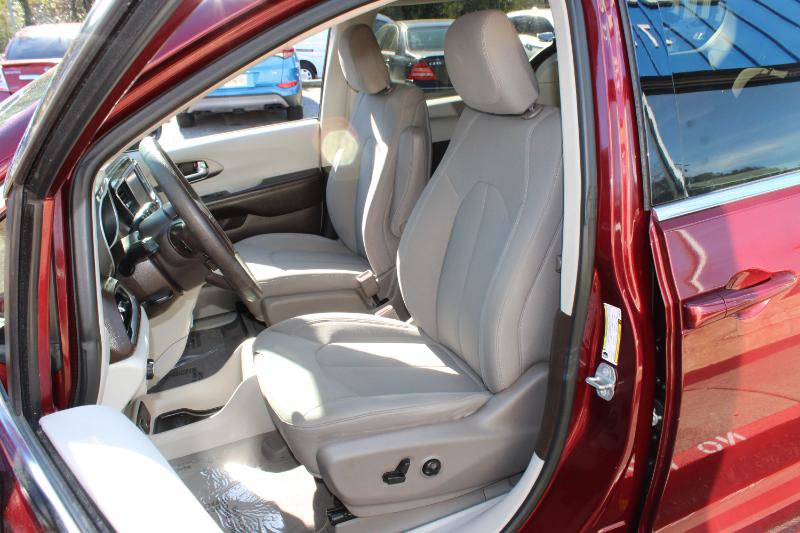 Used 2021 Chrysler Voyager LX image 12