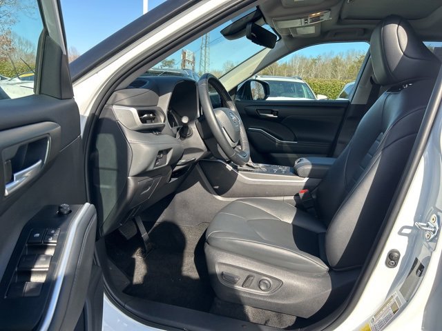 Used 2025 Toyota Highlander XLE image 14