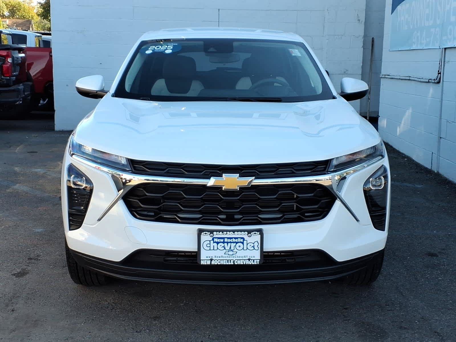 Used 2025 Chevrolet Trax LS w/ LS Convenience Package FWD image 2