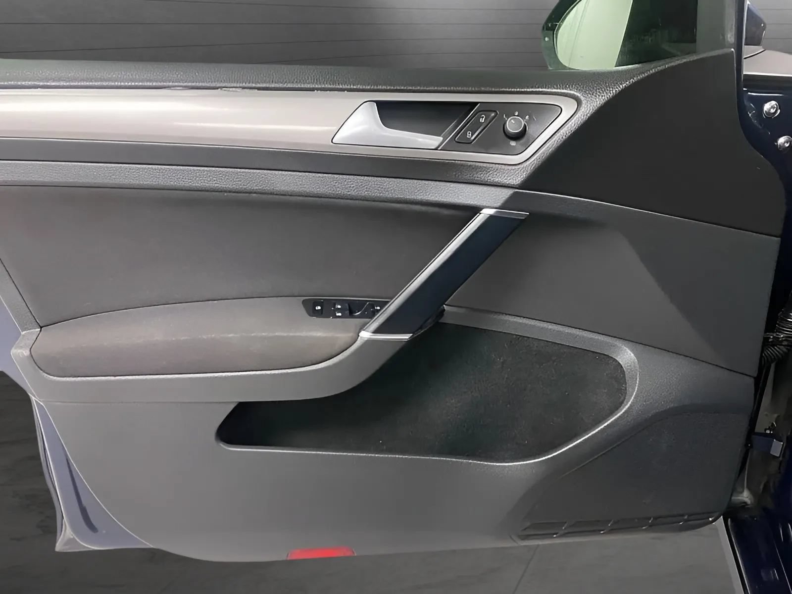 Used 2016 Volkswagen e-Golf SE w/ DC Fast Charging Package FWD image 10