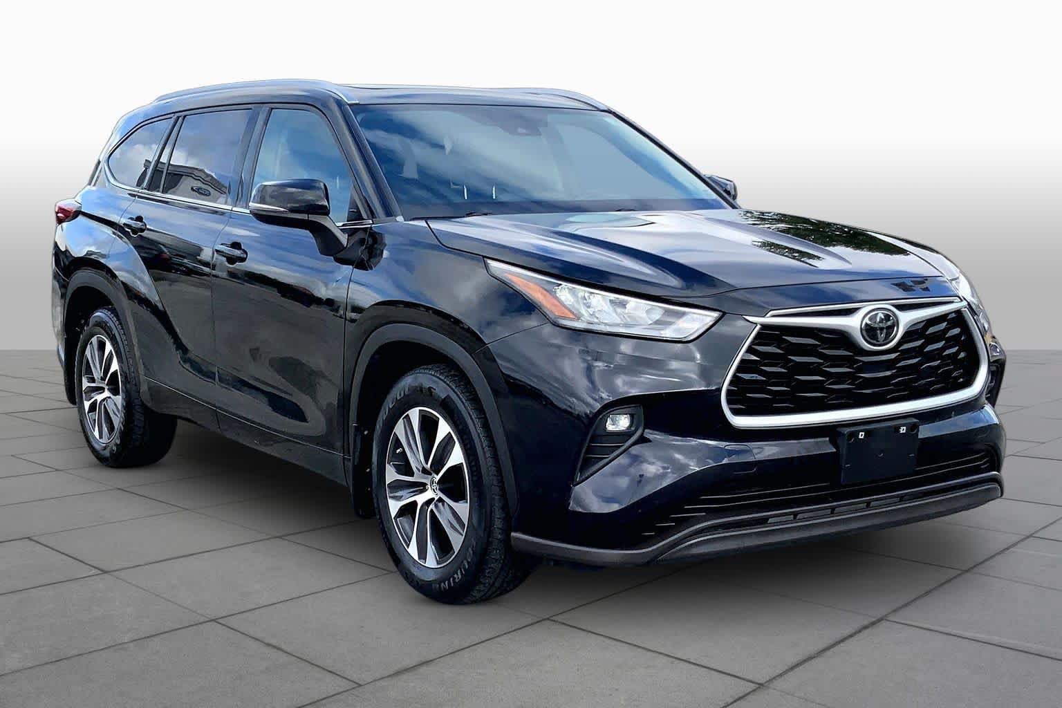 Used 2020 Toyota Highlander XLE AWD/4WD image 3