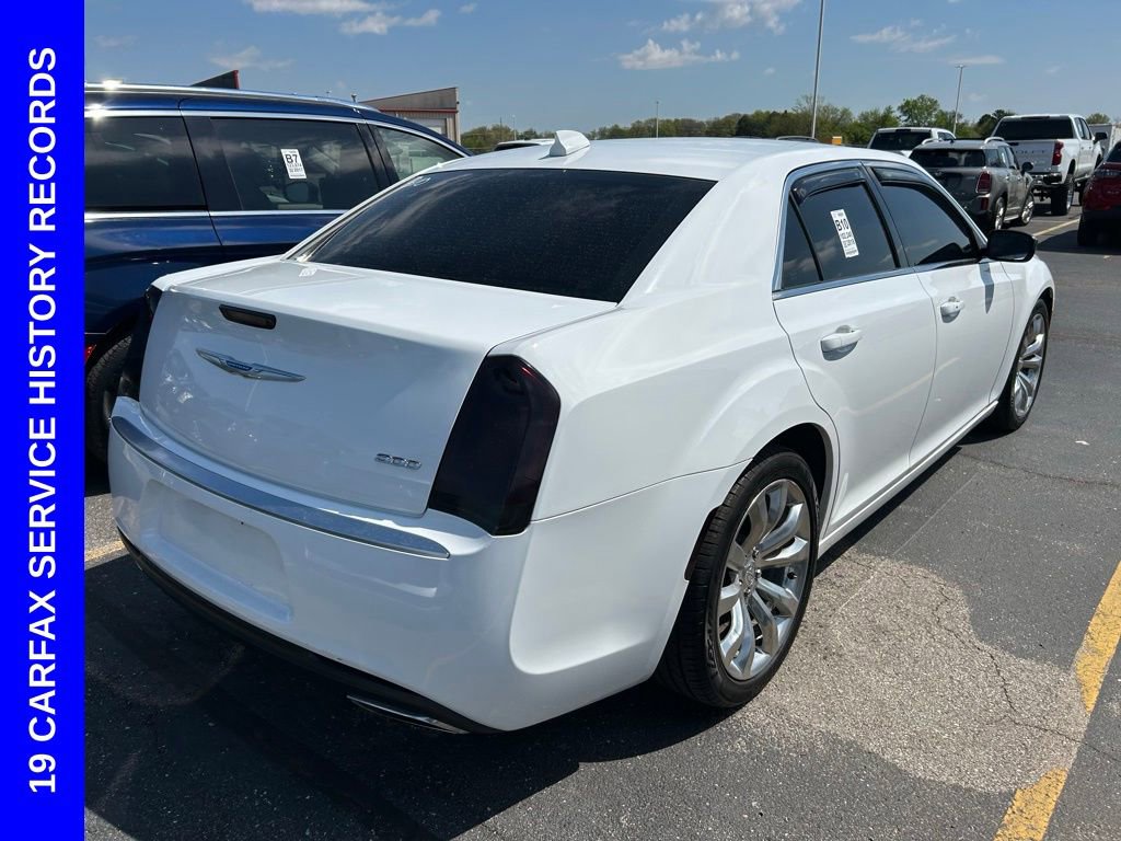 Used 2018 Chrysler 300 Touring w/ Chrome Appearance Package RWD image 3