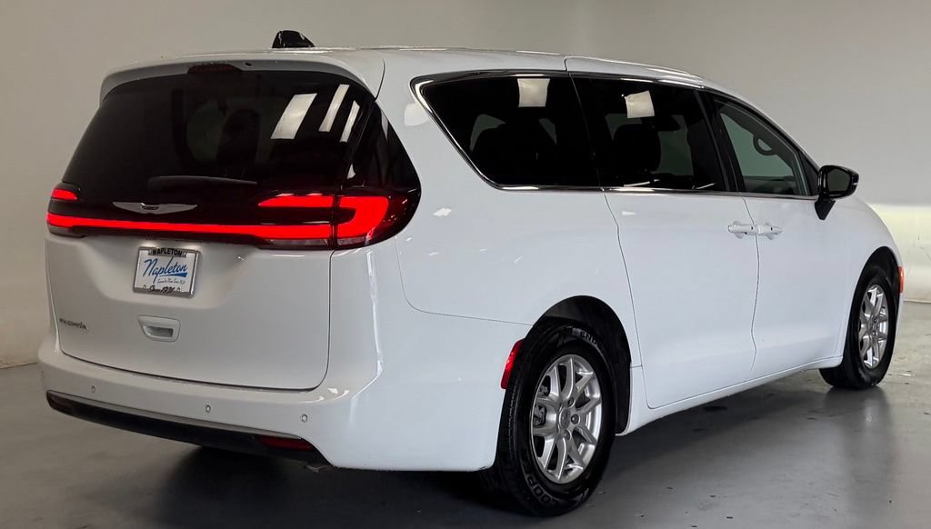 Used 2024 Chrysler Pacifica Touring FWD image 3