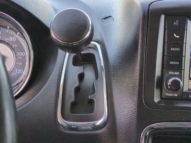 Used 2014 Chrysler Town & Country Touring-L w/ Driver Convenience Group image 16